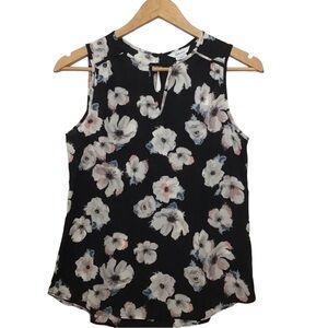 2/40$ Reitmans floral tank top NWT sizeXS The relaxed round neck feminine office
